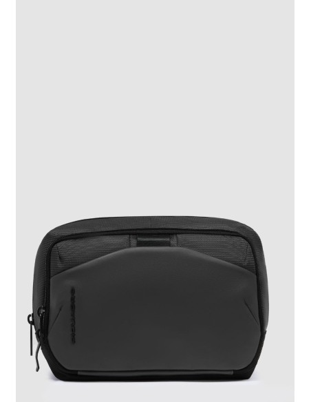 Beauty Case Uomo Piquadro sostenibile e compatto