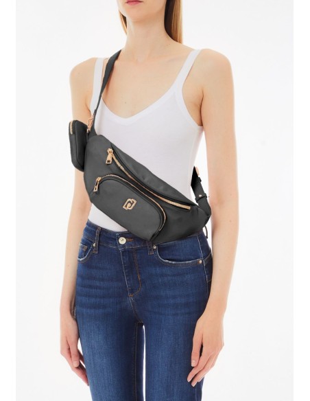 Marsupio in Nylon con Charm – Stile e Funzionalità